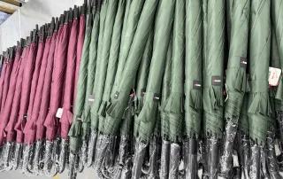 ombrelli SIMPLYUP®, ombrelli ingrosso, ombrelli per negozi, ombrelli grossisti, ombrelli GDO, fornitore ombrelli, vendita ombrelli b2b, ombrelli alta qualità, ombrelli Made in Italy, ombrelli design, ombrelli innovativi, ombrelli robusti, ombrelli antivento, ombrelli automatici, ombrelli manuali, ombrelli pieghevoli, ombrelli lunghi, ombrelli donna, ombrelli uomo, ombrelli tascabili, ombrelli moda, ombrelli protezione pioggia, ombrelli anti-UV, tessuti alta densità, poliestere ombrello, tinto filo ombrello, raso ombrello, strutture leggere ombrello, alluminio ombrello, fibra ombrello, impugnature ergonomiche, collezioni ombrelli, accessori antipioggia, novità ombrelli, stock ombrelli, catalogo ombrelli SIMPLYUP®, distributore ombrelli, soluzioni B2B ombrelli, ombrelli per rivenditori, ombrelli vari modelli